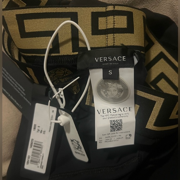 Versace
Stretch Fabric leggings With Greca Detail Woman authentic - Picture 2 of 6